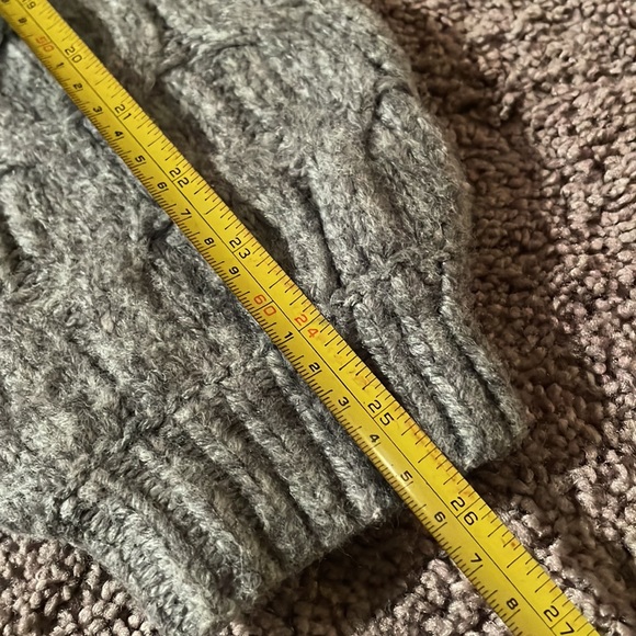 Grey abercrombie sweater - Picture 8 of 9